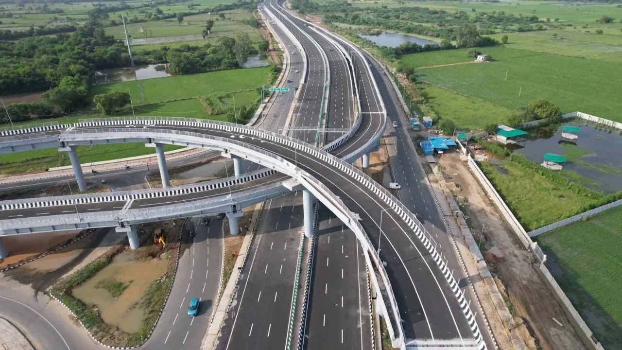 राज्य सरकार सड़क, एक्सप्रेस-वे, सिंचाई, बांध, बिजली और मेडिकल कॉलेज सहित अधोसंरचना विकास के बड़े प्रोजेक्टों पर तेज गति से कर रही है कार्य