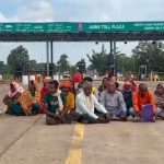 टोल टैक्स को लेकर भड़का ग्रामीणों का गुस्सा, 12 पंचायतों ने सड़क पर उतरकर किया प्रदर्शन टोल टैक्स को लेकर भड़का ग्रामीणों का गुस्सा, 12 पंचायतों ने सड़क पर उतरकर किया प्रदर्शन