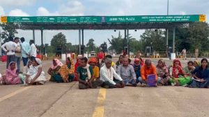 टोल टैक्स को लेकर भड़का ग्रामीणों का गुस्सा, 12 पंचायतों ने सड़क पर उतरकर किया प्रदर्शन टोल टैक्स को लेकर भड़का ग्रामीणों का गुस्सा, 12 पंचायतों ने सड़क पर उतरकर किया प्रदर्शन