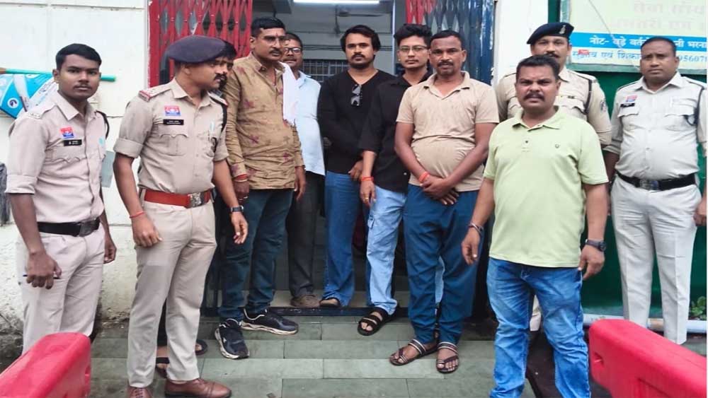 रायपुर में जुए के फड़ पर पुलिस का धावा, दिवाली से पहले 19 पत्तेबाज दबोचे रायपुर में जुए के फड़ पर पुलिस का धावा, दिवाली से पहले 19 पत्तेबाज दबोचे