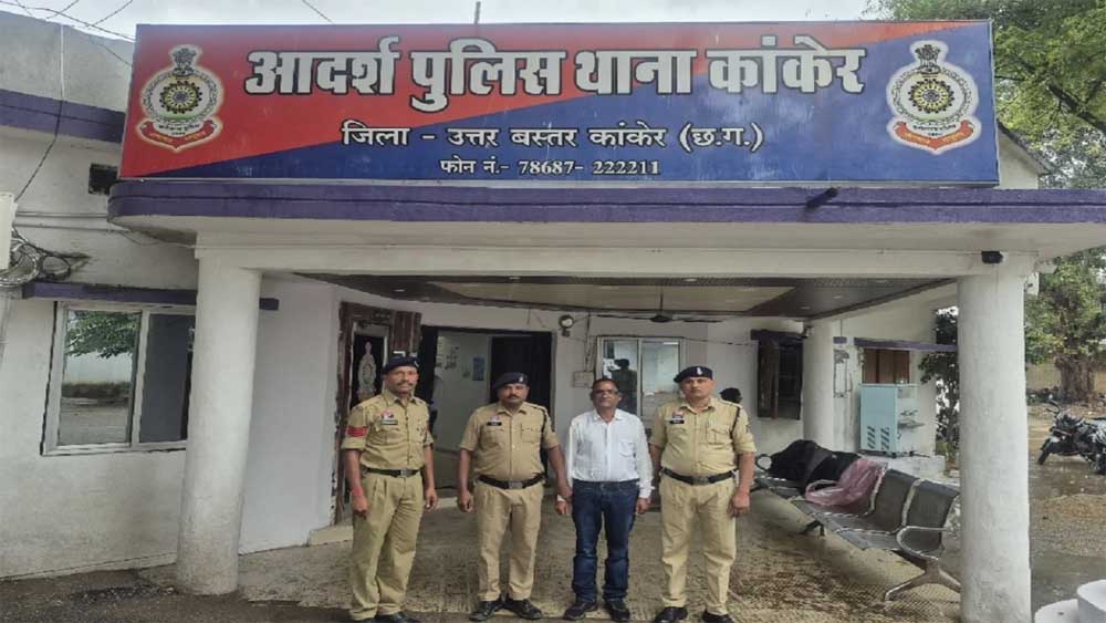 प्रैक्टिकल में कम नंबर देने की धमकी देकर छात्राओं को किया परेशान, अश्लील वीडियो भेजने के आरोप में प्रोफेसर गिरफ्तार