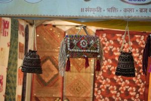 योगी सरकार की पहल पर स्थानीय उत्पादों को मिला बड़ा मंच, पारंपरिक कारीगरी ने मोहा ग्राहकों का मन योगी सरकार की पहल पर स्थानीय उत्पादों को मिला बड़ा मंच, पारंपरिक कारीगरी ने मोहा ग्राहकों का मन
