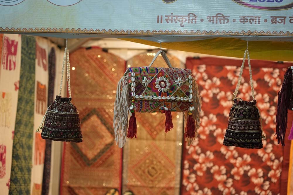 योगी सरकार की पहल पर स्थानीय उत्पादों को मिला बड़ा मंच, पारंपरिक कारीगरी ने मोहा ग्राहकों का मन योगी सरकार की पहल पर स्थानीय उत्पादों को मिला बड़ा मंच, पारंपरिक कारीगरी ने मोहा ग्राहकों का मन