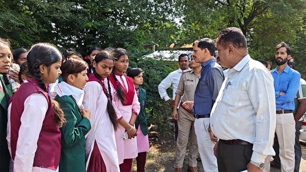 खंडवा में छात्राओं का अनोखा विरोध, अधीक्षिका के निलंबन से भावुक होकर कलेक्टर के पास पहुंचने निकलीं खंडवा में छात्राओं का अनोखा विरोध, अधीक्षिका के निलंबन से भावुक होकर कलेक्टर के पास पहुंचने निकलीं