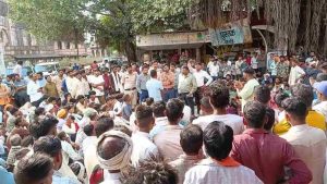 युवती की मौत से मांडू में तनाव, मुख्य चौराहे पर शव रखकर प्रदर्शन; तीन पर केस दर्ज युवती की मौत से मांडू में तनाव, मुख्य चौराहे पर शव रखकर प्रदर्शन; तीन पर केस दर्ज