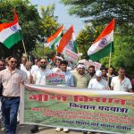 नीलबड़ में पुलिस ने रोका किसानों का मार्च, सड़क पर धरना