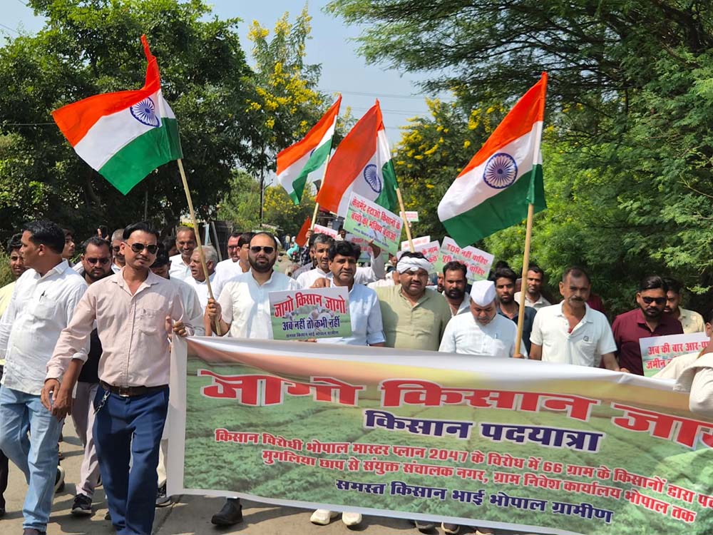 नीलबड़ में पुलिस ने रोका किसानों का मार्च, सड़क पर धरना नीलबड़ में पुलिस ने रोका किसानों का मार्च, सड़क पर धरना