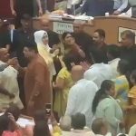 दिल्ली नगर निगम सदन में बवाल, माइक तोड़कर पटका दिल्ली नगर निगम सदन में बवाल, माइक तोड़कर पटका