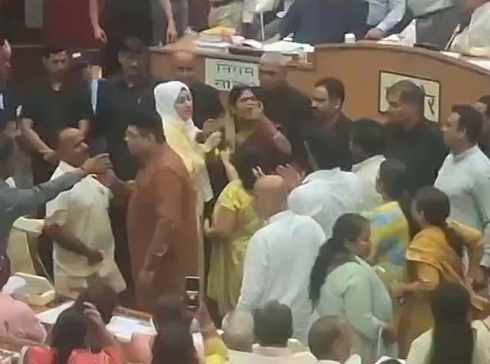 दिल्ली नगर निगम सदन में बवाल, माइक तोड़कर पटका दिल्ली नगर निगम सदन में बवाल, माइक तोड़कर पटका