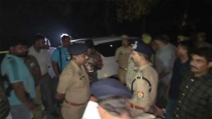 यूपी में एनकाउंटर! एक लाख के इनामी बदमाश ‘टिड्डी’ को पुलिस ने किया ढेर, मुठभेड़ में 3 जवान घायल यूपी में एनकाउंटर! एक लाख के इनामी बदमाश ‘टिड्डी’ को पुलिस ने किया ढेर, मुठभेड़ में 3 जवान घायल