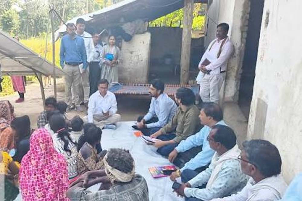 100 गांवों को विकास की मुख्यधारा से जोड़ने दो दिनों में चार विकासखंडों के 29 गांवों तक पहुंचे अधिकारी