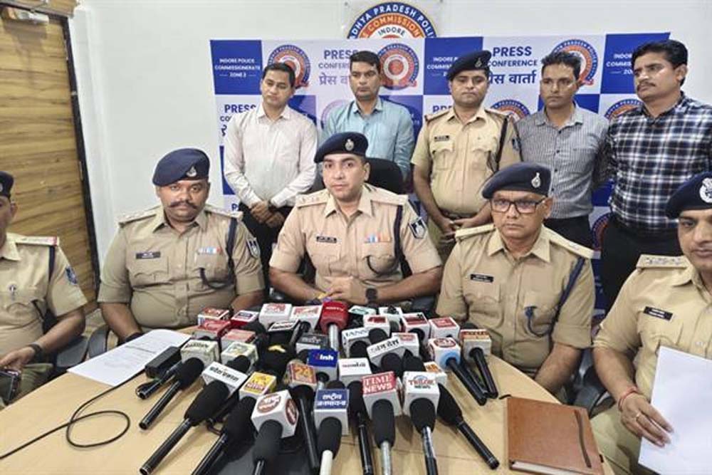 इंदौर पुलिस ने किया चोरी का खुलासा, दोस्त ने ही घर से चुराया करीब डेढ़ करोड़ रुपये का सोना इंदौर पुलिस ने किया चोरी का खुलासा, दोस्त ने ही घर से चुराया करीब डेढ़ करोड़ रुपये का सोना