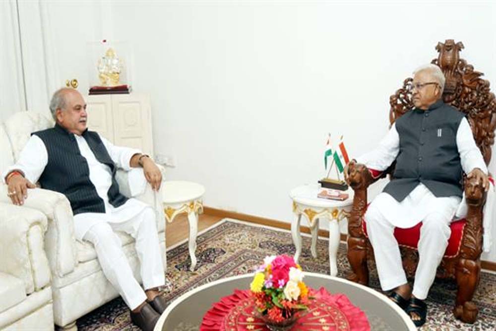 राज्यपाल पटेल से विधानसभा अध्यक्ष तोमर ने की सौजन्य भेंट राज्यपाल पटेल से विधानसभा अध्यक्ष तोमर ने की सौजन्य भेंट