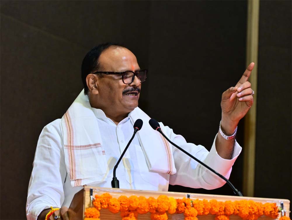 ग्राम प्रहरी सम्मेलन एवं सम्मान समारोह में डिप्टी सीएम ब्रजेश पाठक ने रखे विचार