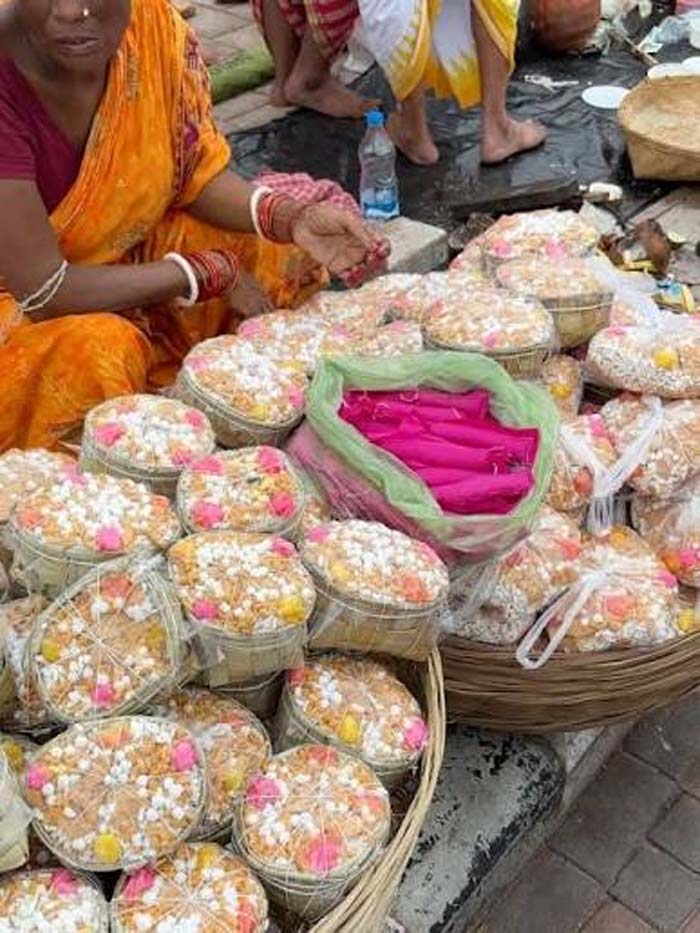 नवरात्र में पूजा कॉम्बो पैक तैयार कर आत्मनिर्भरता की राह मजबूत कर रहीं वाराणसी की महिलाएं नवरात्र में पूजा कॉम्बो पैक तैयार कर आत्मनिर्भरता की राह मजबूत कर रहीं वाराणसी की महिलाएं