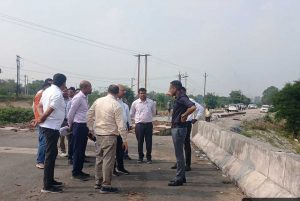 लोक निर्माण विभाग के सचिव ने सड़कों-पुलों के कार्यों का किया निरीक्षण