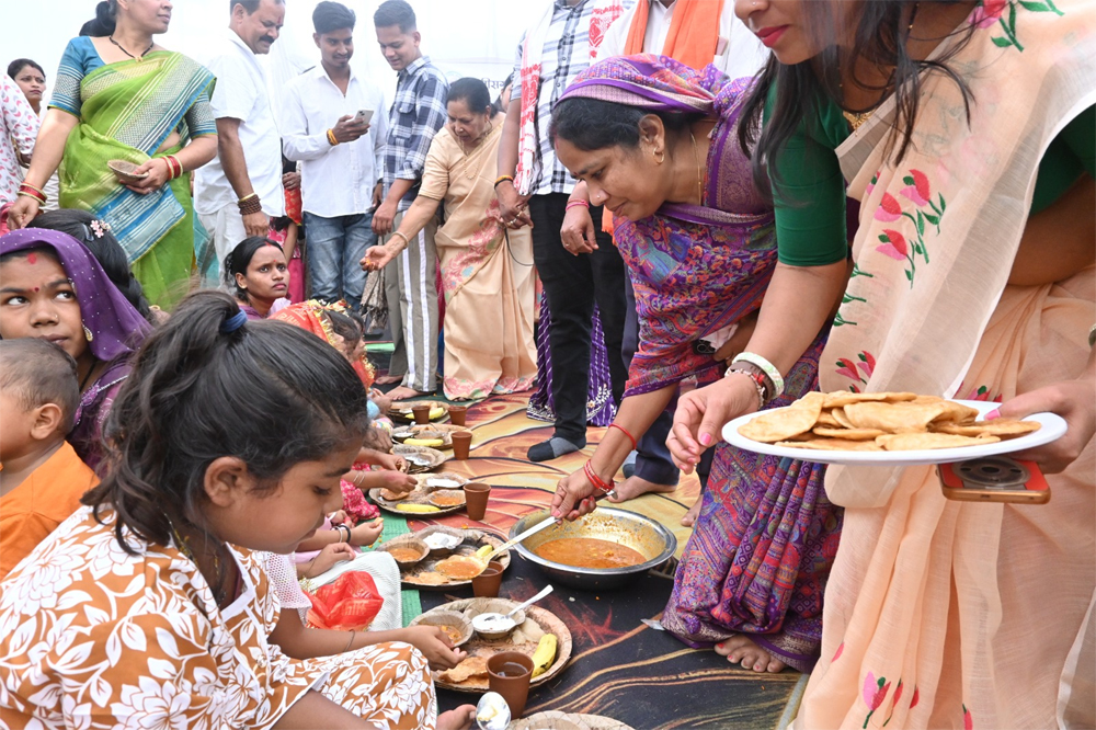 101 कन्याओं का पूजन कर दिया संरक्षण का संदेश, स्वास्थ्य और मानसिक सशक्तीकरण पर विशेषज्ञों ने दी जानकारी 101 कन्याओं का पूजन कर दिया संरक्षण का संदेश, स्वास्थ्य और मानसिक सशक्तीकरण पर विशेषज्ञों ने दी जानकारी