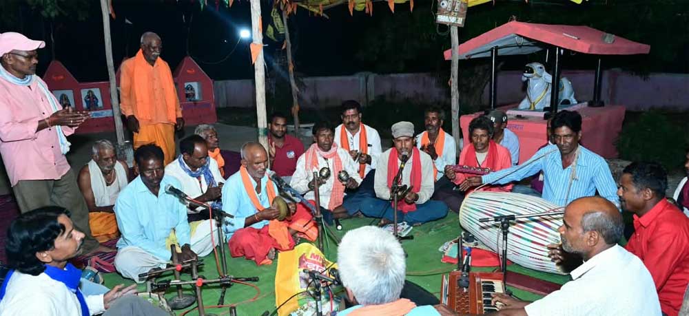 कबीरधाम के कोडार गांव में देर रात दुर्गा पूजन एवं ज्योति कलश पूजन में हुए शामिल, माता के दर्शन कर लिया आशीर्वाद