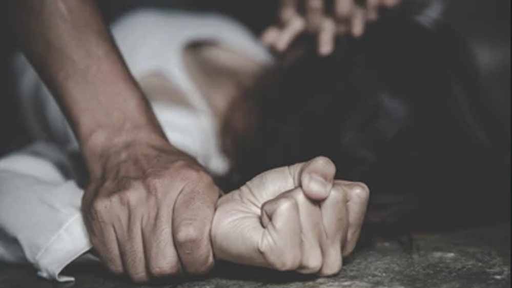 क्वार्टर दिलाकर बढ़ाई नजदीकी, गेस्ट रूम में महिला से दुष्कर्म का आरोप