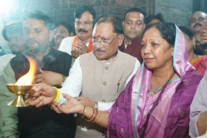 मठ मंदिर में गौ माता को गुड़ और केला खिलाकर किया पूजन, जगन्नाथ मंदिर में किए दर्शन
