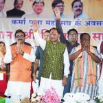 सारसमाल में कर्मा पूजा महोत्सव में शामिल हुए मुख्यमंत्री, मांदर की थाप पर समाजजनों के साथ किया पारंपरिक कर्मा नृत्य
