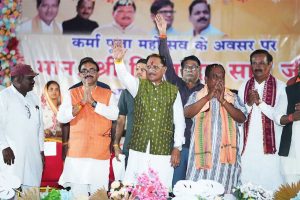 सारसमाल में कर्मा पूजा महोत्सव में शामिल हुए मुख्यमंत्री, मांदर की थाप पर समाजजनों के साथ किया पारंपरिक कर्मा नृत्य
