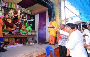 अंधरीकछार, बोरिया और महली में ग्रामीणों की समस्याएं सुनीं और विकास कार्यों की घोषणाएं कीं अंधरीकछार, बोरिया और महली में ग्रामीणों की समस्याएं सुनीं और विकास कार्यों की घोषणाएं कीं