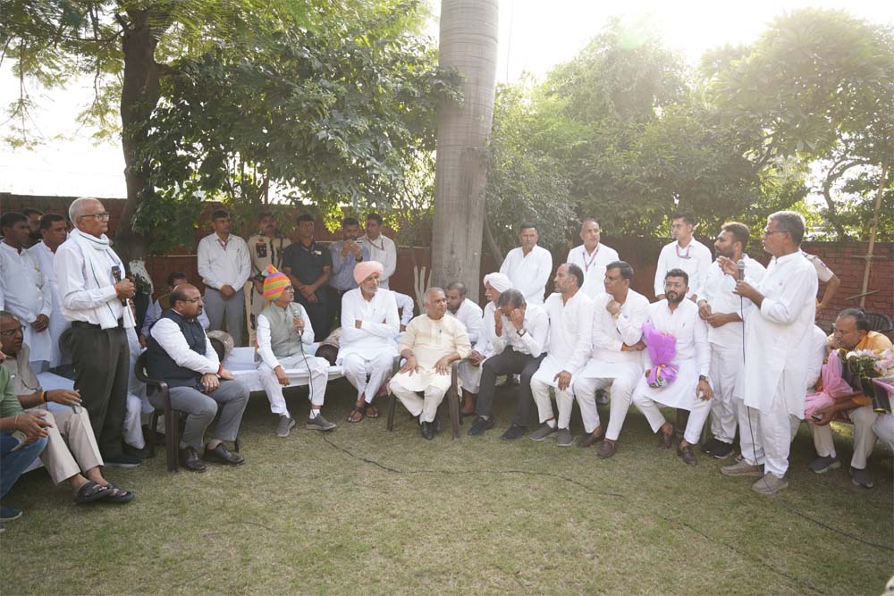 ‘खेत बचाओ अभियान’ में चौपाल पर किसानों से रूबरू हुए शिवराज