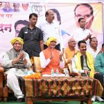 वन्यजीवों की खातिर घर छोड़ रहे आदिवासी परिवारों को शिवराज ने बताया महान बलिदानी वन्यजीवों की खातिर घर छोड़ रहे आदिवासी परिवारों को शिवराज ने बताया महान बलिदानी