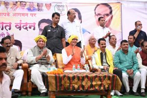 वन्यजीवों की खातिर घर छोड़ रहे आदिवासी परिवारों को शिवराज ने बताया महान बलिदानी वन्यजीवों की खातिर घर छोड़ रहे आदिवासी परिवारों को शिवराज ने बताया महान बलिदानी