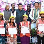 15 योजनाओं से श्रमिक परिवारों को मिल रहा आर्थिक संबल, बच्चों की शिक्षा, मातृत्व सहायता और सामाजिक सुरक्षा का सहारा