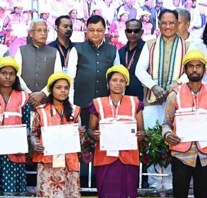 15 योजनाओं से श्रमिक परिवारों को मिल रहा आर्थिक संबल, बच्चों की शिक्षा, मातृत्व सहायता और सामाजिक सुरक्षा का सहारा