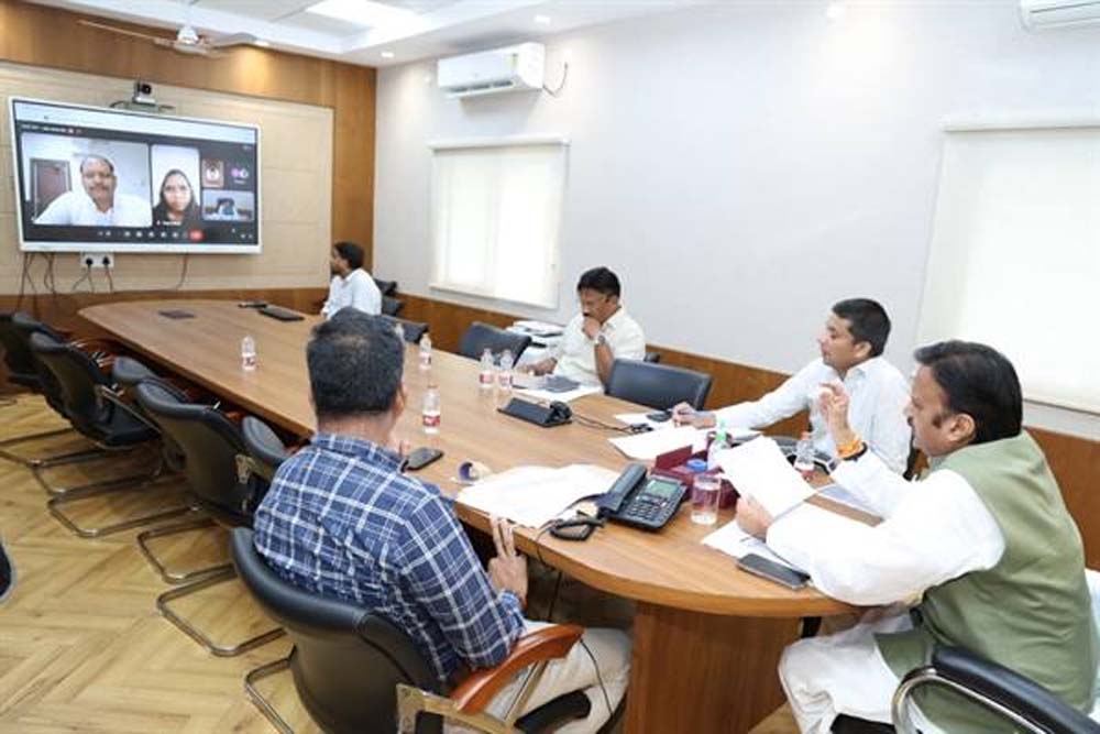 ग्रामीण क्षेत्रों में सेवाभाव और समर्पण के साथ स्वास्थ्य सेवाएँ दें बांड डॉक्टर्स : उप मुख्यमंत्री शुक्ल ग्रामीण क्षेत्रों में सेवाभाव और समर्पण के साथ स्वास्थ्य सेवाएँ दें बांड डॉक्टर्स : उप मुख्यमंत्री शुक्ल