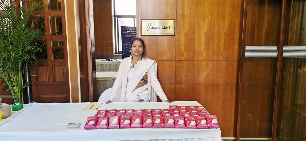 स्वरोजगार के साथ सामाजिक सरोकार, स्वच्छता के प्रति झांसी की सुमन कर रहीं जागरूक