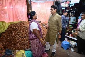 ‘वोकल फॉर लोकल’ का दिया संदेश, पंडरी बाजार में स्थानीय विक्रेताओं से खरीदे मिट्टी के दीये ‘वोकल फॉर लोकल’ का दिया संदेश, पंडरी बाजार में स्थानीय विक्रेताओं से खरीदे मिट्टी के दीये