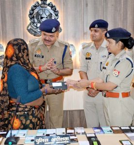 कासगंज पुलिस ने 7 दिन में बरामद किए 120 मोबाइल कासगंज पुलिस ने 7 दिन में बरामद किए 120 मोबाइल