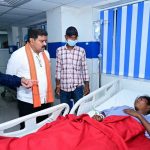 मरकाटोला घाट सड़क हादसे के घायलों और परिजनों से की मुलाकात, बेहतर उपचार के दिए निर्देश मरकाटोला घाट सड़क हादसे के घायलों और परिजनों से की मुलाकात, बेहतर उपचार के दिए निर्देश