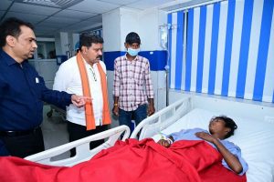 मरकाटोला घाट सड़क हादसे के घायलों और परिजनों से की मुलाकात, बेहतर उपचार के दिए निर्देश मरकाटोला घाट सड़क हादसे के घायलों और परिजनों से की मुलाकात, बेहतर उपचार के दिए निर्देश