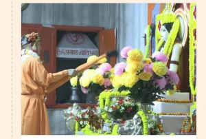 अखंड ज्योति और मंदिर परिसर के सभी देव विग्रहों की भी सीएम योगी ने की पूजा अखंड ज्योति और मंदिर परिसर के सभी देव विग्रहों की भी सीएम योगी ने की पूजा