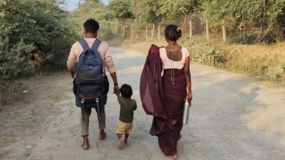 3 साल के मासूम को साथ लेकर 150 किमी की पदयात्रा, झांसी से मैहर पहुंचा परिवार