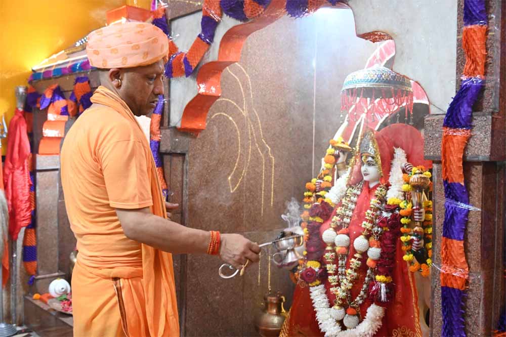 गोरखनाथ मंदिर के शक्तिपीठ में गोरक्षपीठाधीश्वर एवं मुख्यमंत्री योगी आदित्यनाथ ने की कलश स्थापना गोरखनाथ मंदिर के शक्तिपीठ में गोरक्षपीठाधीश्वर एवं मुख्यमंत्री योगी आदित्यनाथ ने की कलश स्थापना