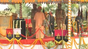 शहीदों के परिवारों को हर संभव मदद का भरोसा, सीएम योगी ने परिजनों को किया सम्मानित