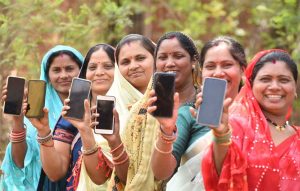 छत्तीसगढ़ सरकार की आर्थिक सहायता से घरेलू खर्च के साथ बेटियों की पढ़ाई और भविष्य के लिए बचत कर रही महिलाएं